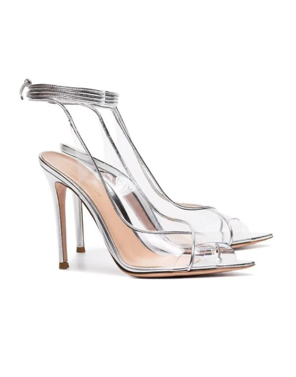 Sepatu hak tipis berwarna metalik